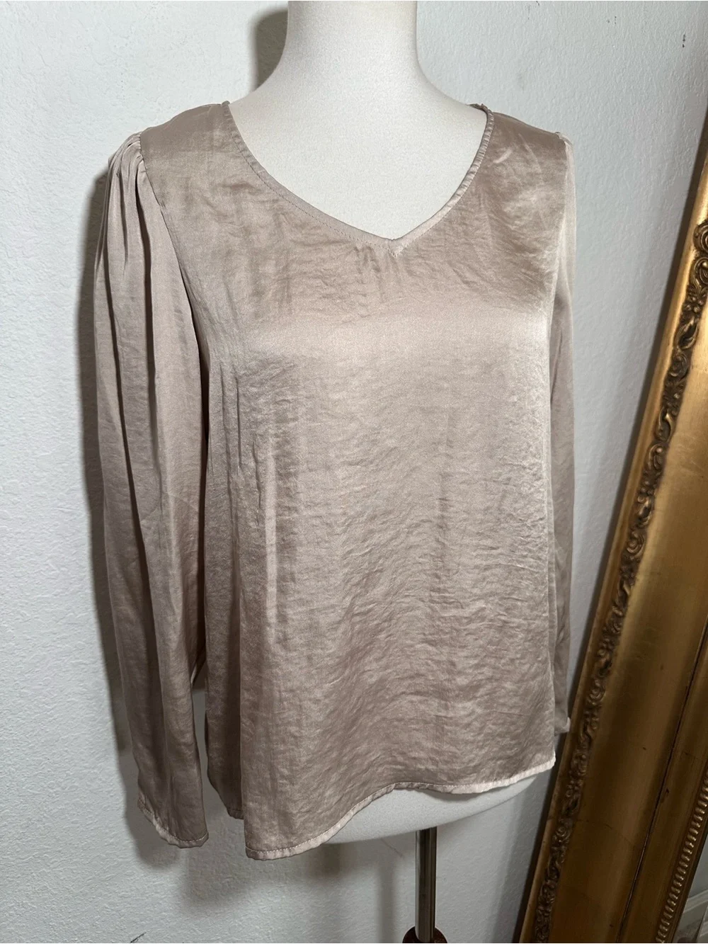 Carmen Carmen Marc Valvo Satin Foil Taupe Long Sleeve V Neck Blouse Size Small - Picture 2 of 8
